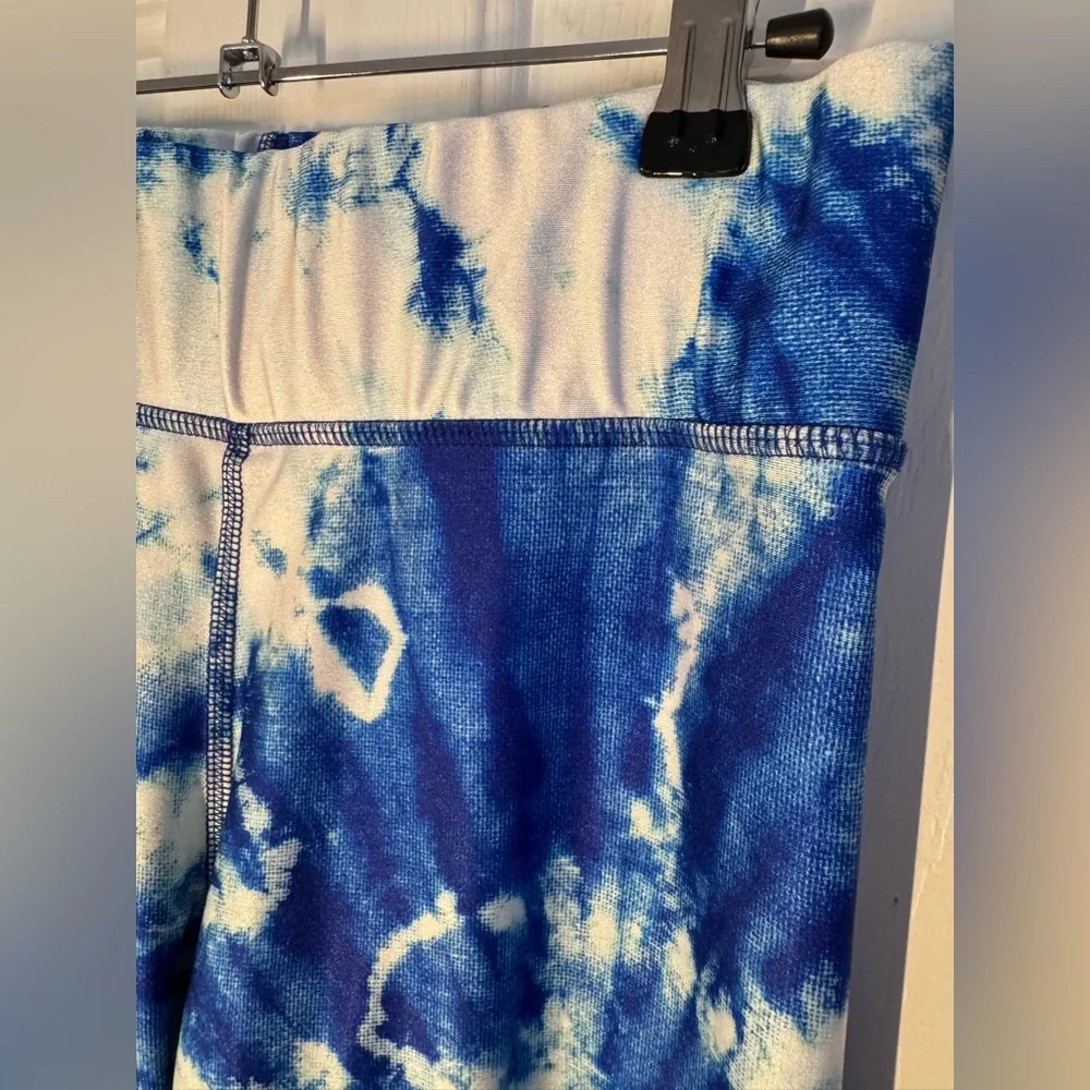 TEREZ Skys The Limit Capri 22” inseam Cloud Blue White Tie Dye Leggings Large